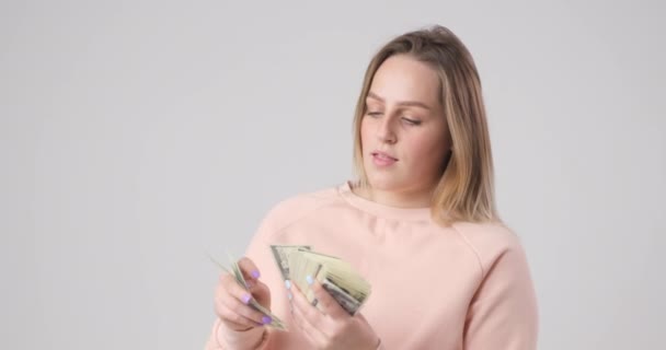 女の子は買い物の現金と夢を数える — ストック動画
