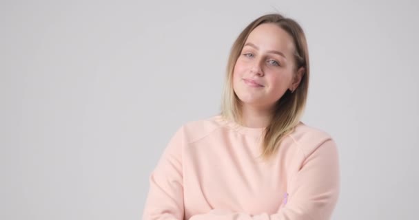 Sorrindo Menina Posando Para Câmera — Vídeo de Stock