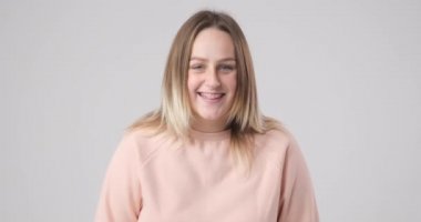 Kız komik bir cümleyle eğlendi.