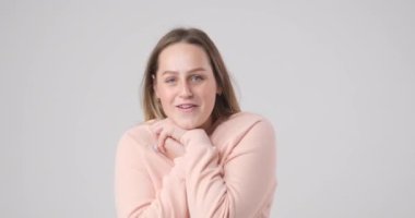 Güzel kız çılgınca sevimli bir şey gördü.