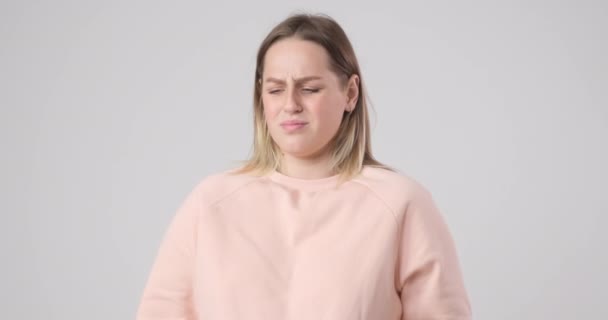 Rapariga Não Gosta Cheiro Volta — Vídeo de Stock