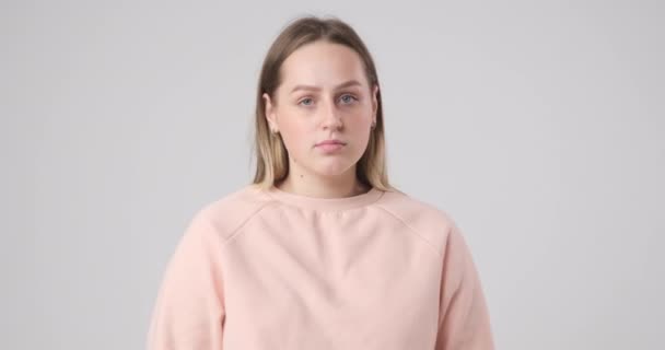 Lány Félt Attól Amit Tévében Mutatnak — Stock videók