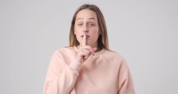 Hermosa Chica Pide Estar Silencio — Vídeo de stock