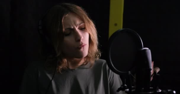 Beautiful Girl grava agressivamente sua faixa. Estúdio Track Recording — Vídeo de Stock