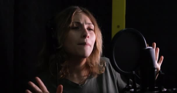 Female Singer Recording Funny Track In Studio (em inglês). Movimento lento — Vídeo de Stock