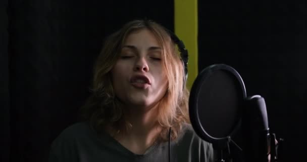 Retrato de la artista cantante cantando emocionalmente canción de música . — Vídeos de Stock