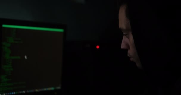 Hacker řeší problém s kódem — Stock video