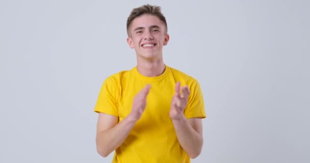 Man with yellow t-shirt clapping hands — Stock Video