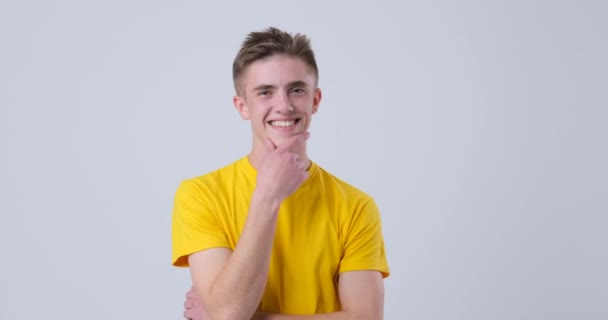 Όμορφος άντρας με κίτρινο μπλουζάκι φλερτάρει και κλείνει το μάτι στην κάμερα — Αρχείο Βίντεο