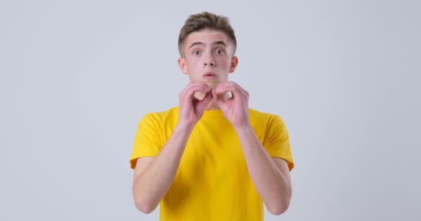 Чоловік робить смішний жест рук бінокля — стокове відео