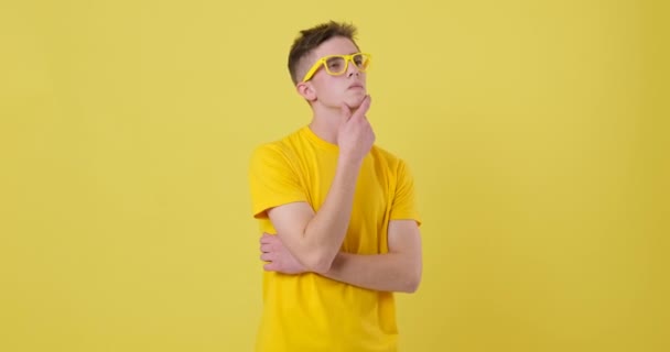 Man in yellow t-shirt celebrating a brilliant idea — Stock Video