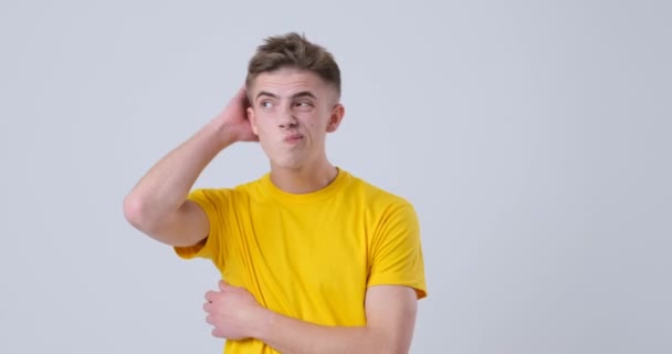 Man met geel t-shirt viert een briljant idee — Stockvideo