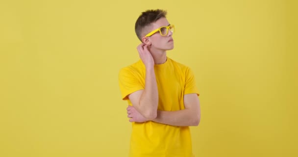 Man viert een briljant idee over gele achtergrond — Stockvideo