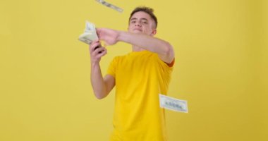 Genç adam yavaş çekimde para harcıyor.