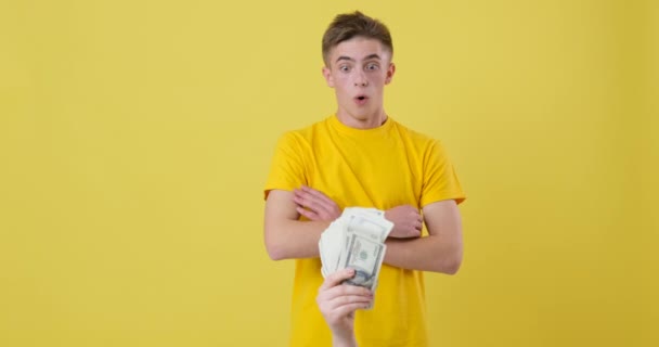 Csodálkozó ember kapott papírpénzt, dollár bankjegyeket — Stock videók