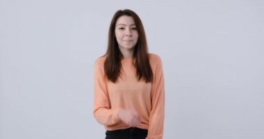 Kadın beyaz arka planda bir sırrı anlatıyor. 4k