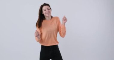 Genç ve güzel kız dans ediyor ve eğleniyor.