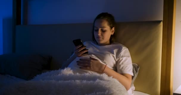 Jovem mulher grávida usando telefone celular busca informações gravidez. — Vídeo de Stock