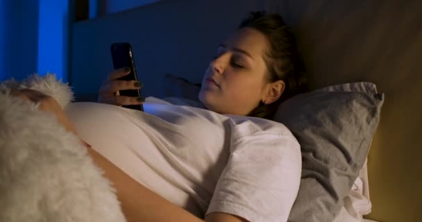 Menina grávida ir para a cama e desligar a luz. — Vídeo de Stock