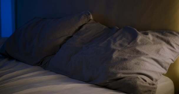 女の子は家でベッドに落ち、スローモーション. — ストック動画