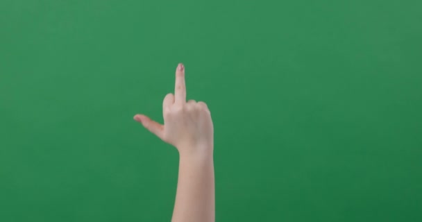 Kvinnlig hand visar långfingret på den gröna bakgrunden — Stockvideo