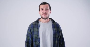 Öfkeli Adam kendi göğsüne vurur.