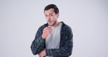 Mutlu Adam neşeyle gözlerini kapatıyor.