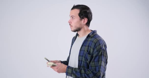 Yakışıklı Adam beyaz arkaplan üzerinden para sayıyor — Stok video