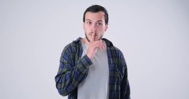 Чоловік просить мовчати з пальцем на губах — стокове відео