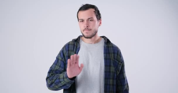 Pria menyeberangi lengan gestur tidak ada — Stok Video