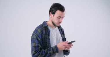 Telefon kullanarak kafası karışmış adam mesajlaşması