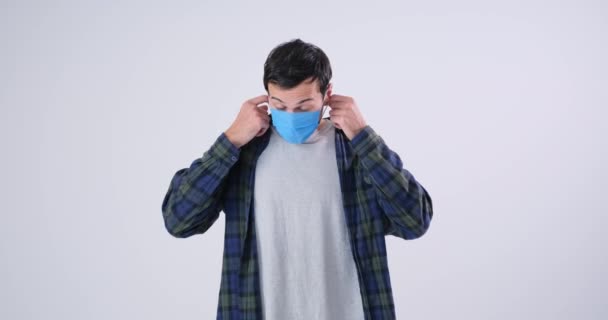 Ulykkelig mann fjerner ansiktsmasken – stockvideo
