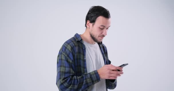 Muž sledovat nechutné videa pomocí mobilního telefonu — Stock video