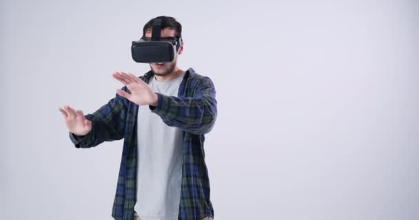 穿着VR耳机的人在虚拟屏幕上按下按钮 — 图库视频影像