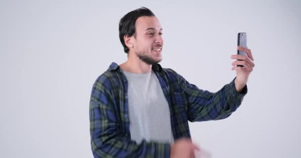 Смеющийся человек видео чат с помощью мобильного телефона — стоковое видео