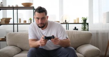 Kızgın adam video oyunu maçını kaybettikten sonra sinirlendi