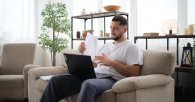 30 'lu yaşlarda erkek, evden çalışıyor, uzaktan kumandalı.