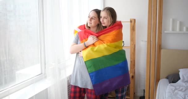 Couple de femmes regardant par la fenêtre — Video