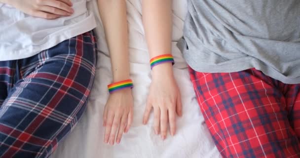 Manos de dos lesbianas uniéndose en la cama, concepto LGBT — Vídeos de Stock