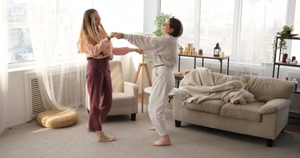 Jovem lésbicas casal ter diversão dança — Vídeo de Stock