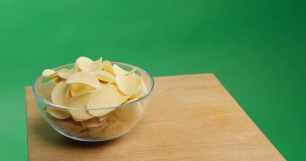 Vrouwelijke hand zet bier in de buurt van chips — Stockvideo