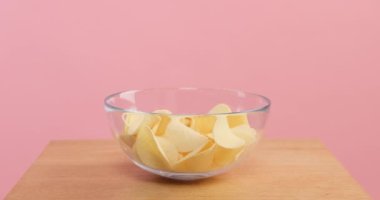 Patates cipsi tabağa düşüyor.