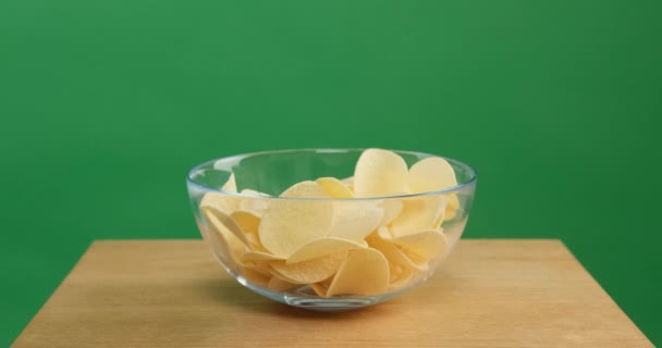 Chips llenar un plato, pantalla verde — Vídeos de Stock