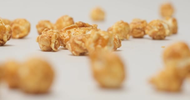 Palomitas de maíz cayendo sobre fondo blanco — Vídeo de stock
