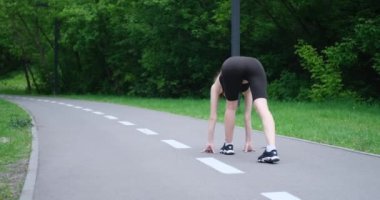 Şehir parkında koşmaya başlayan güzel bir kadın.