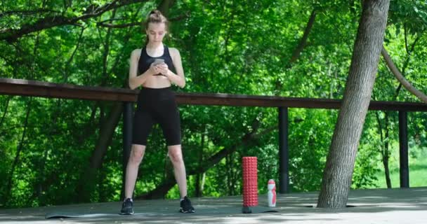 Esportivo mulher fitness fazendo agachamentos — Vídeo de Stock