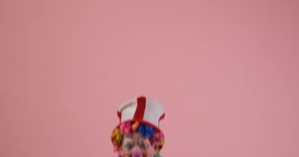 Lustiger Clown schüttelt Einkaufstüten — Stockvideo