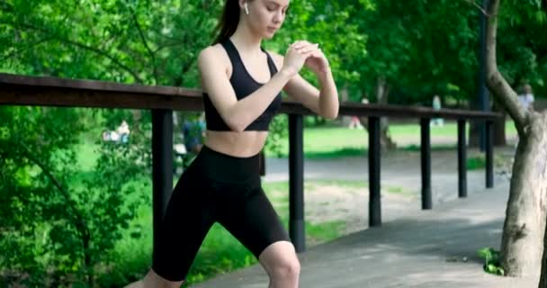 Женщина делает упражнения тренировки — стоковое видео
