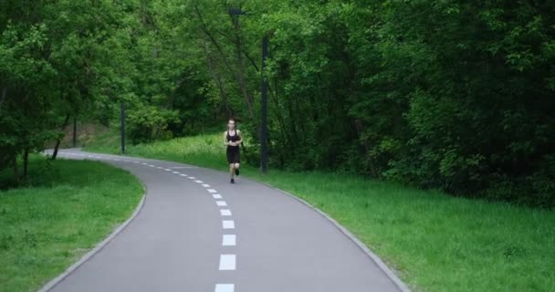 Mujer de fitness en la ropa deportiva corriendo — Vídeo de stock