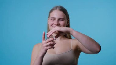 Boynuna parfüm sıkan ve dans eden mutlu kız.